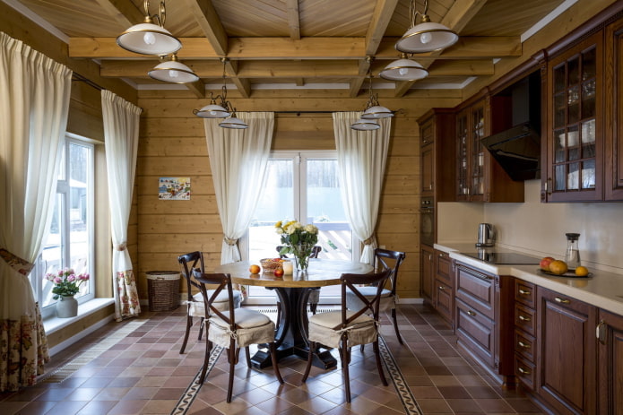kjøkkendesign i det indre av et tømmerhus