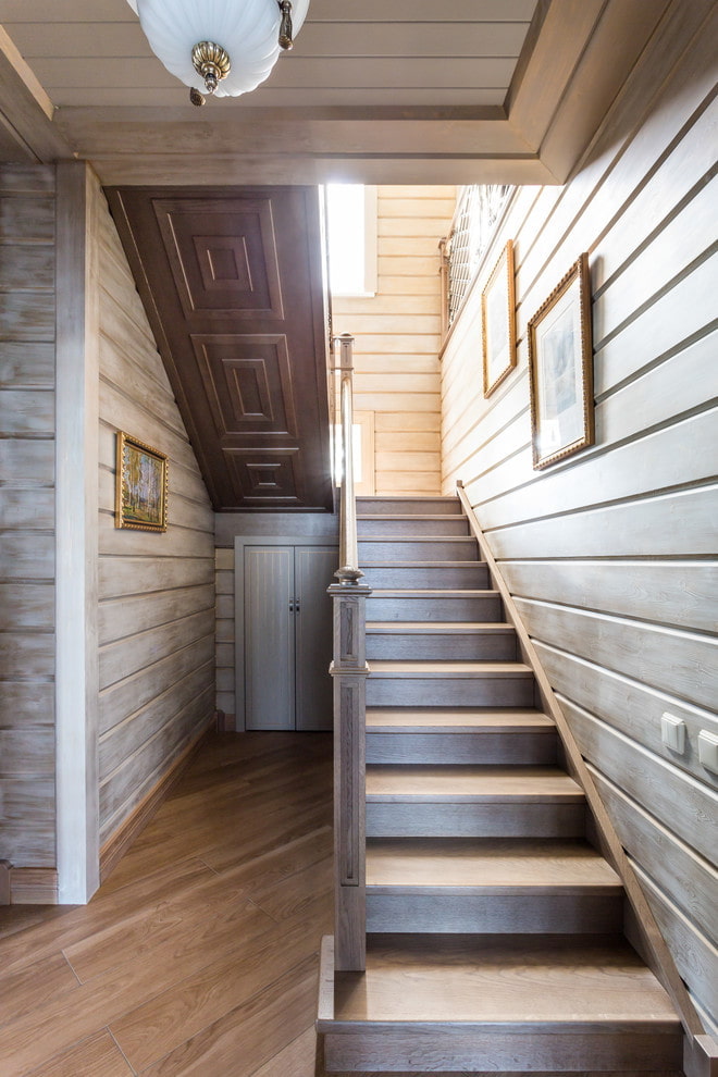 дървено стълбище във вътрешността на частна къща