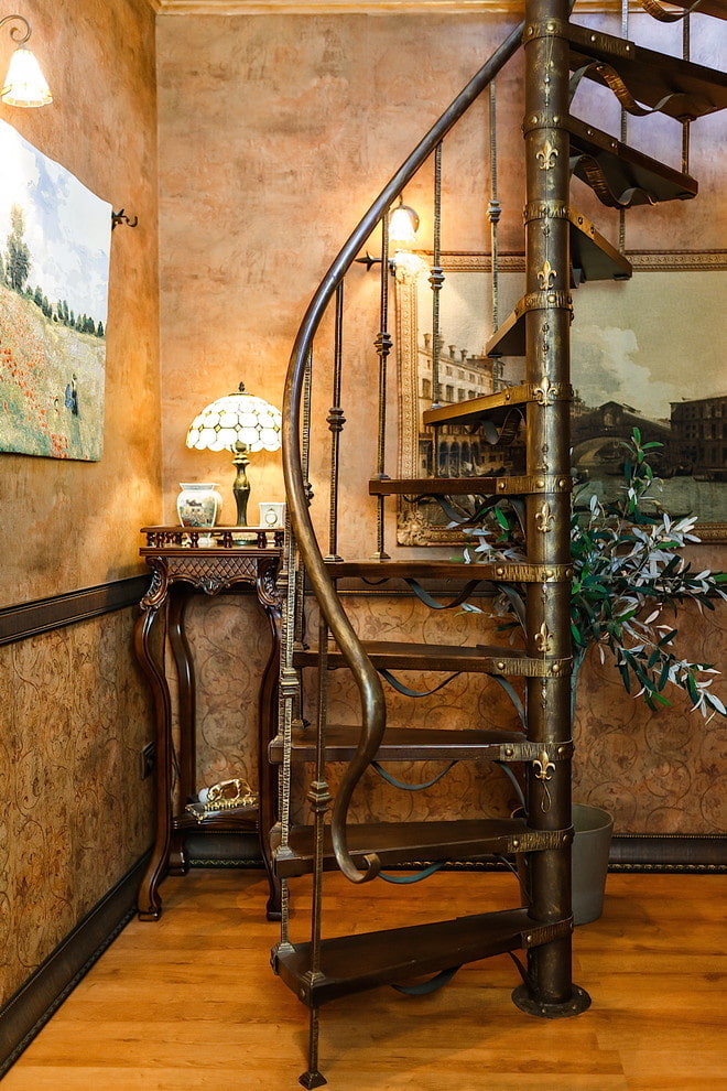 escalera de metal en el interior de una casa privada