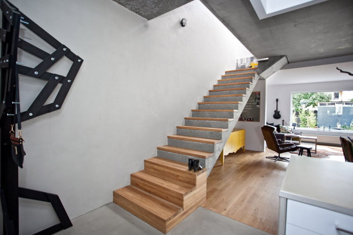betoniniai laiptai privataus namo interjere