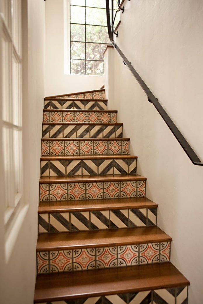 decoración de escalera en el interior de una casa privada