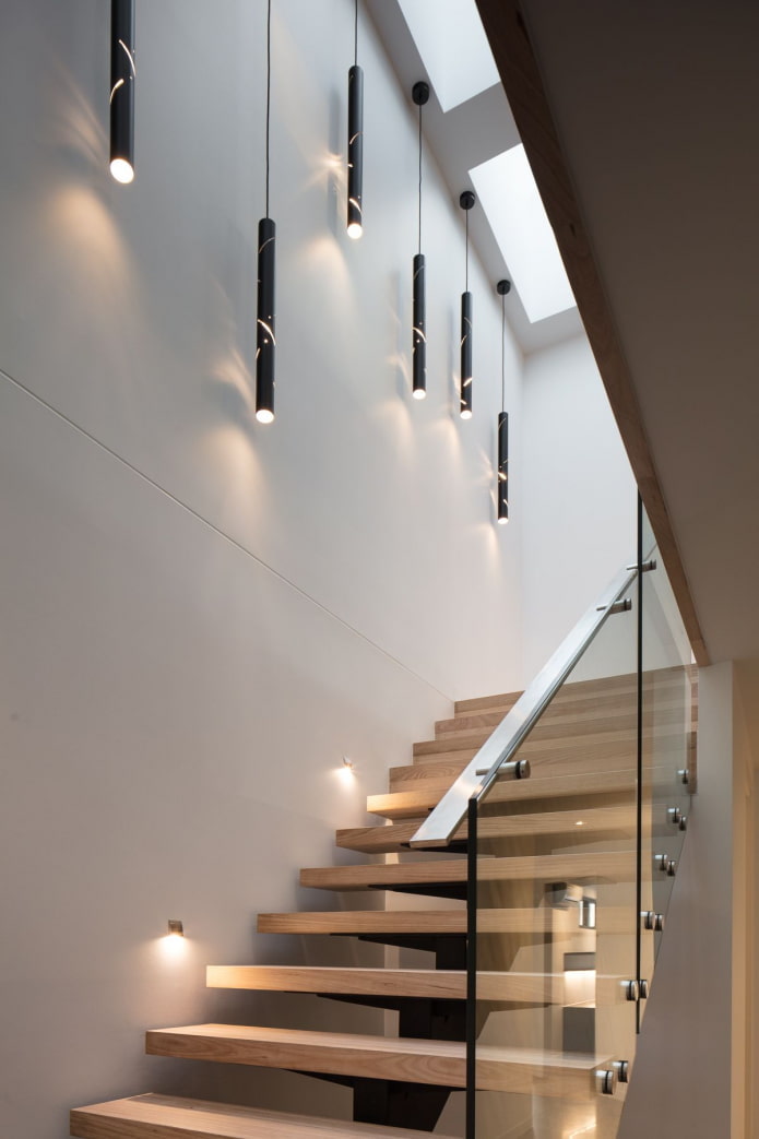 осветителни стълби в интериора на частна къща