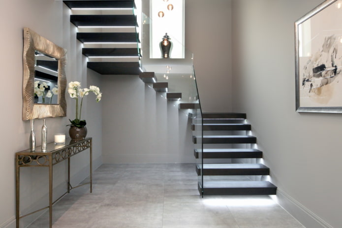 özel bir evin iç aydınlatma merdivenleri