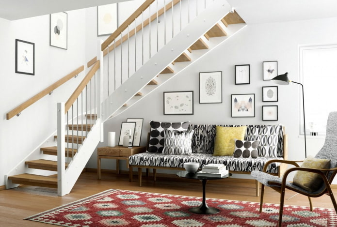 escadaria no interior da casa de estilo escandinavo