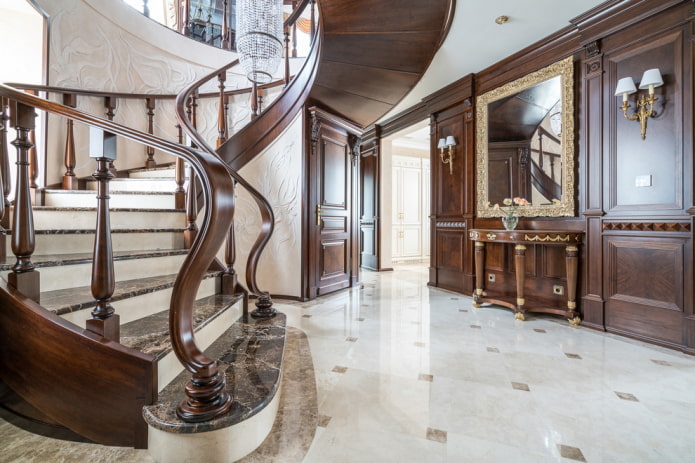 tangga di pedalaman rumah dengan gaya klasik