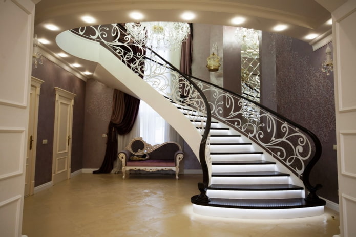 laiptai namo interjere klasikiniu stiliumi