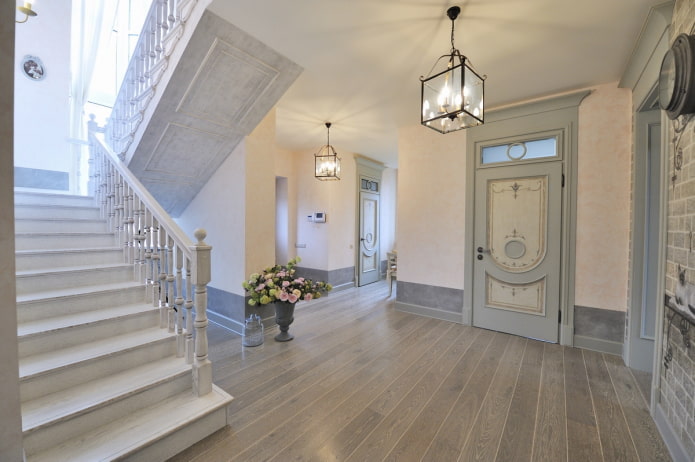 lépcsőház a ház belső részén Provence stílusban