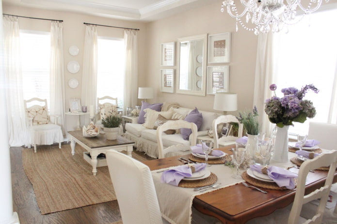 Kremowy salon z fioletowymi akcesoriami