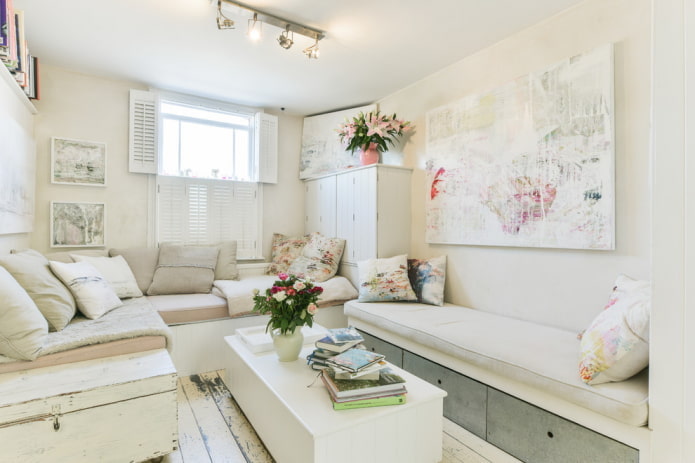 světlý obývací pokoj ve stylu provence