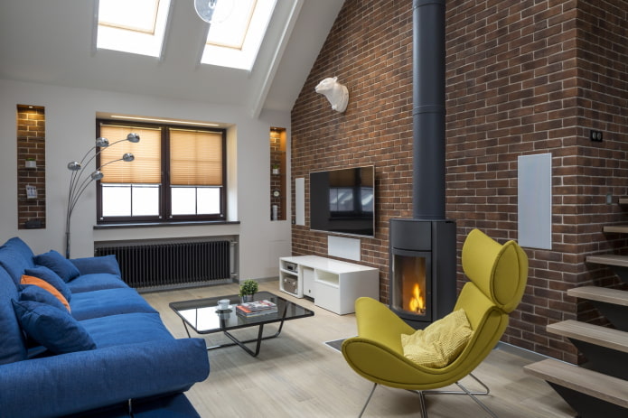 design obývacího pokoje s krbem v městském stylu