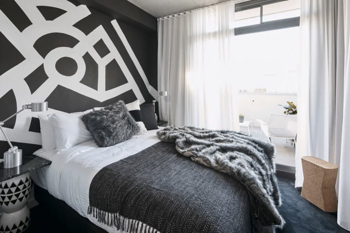 tekstila guļamistabas interjerā melnbaltā krāsā
