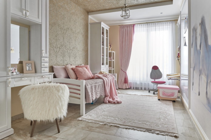 rožinis ir smėlio spalvos miegamojo interjeras