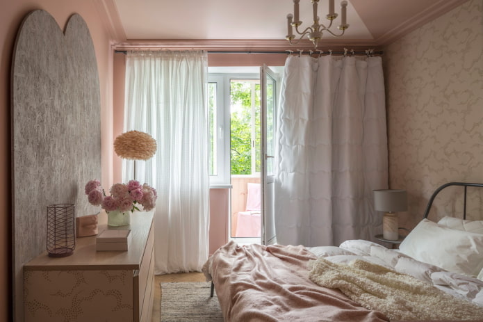 interior dormitor roz și bej