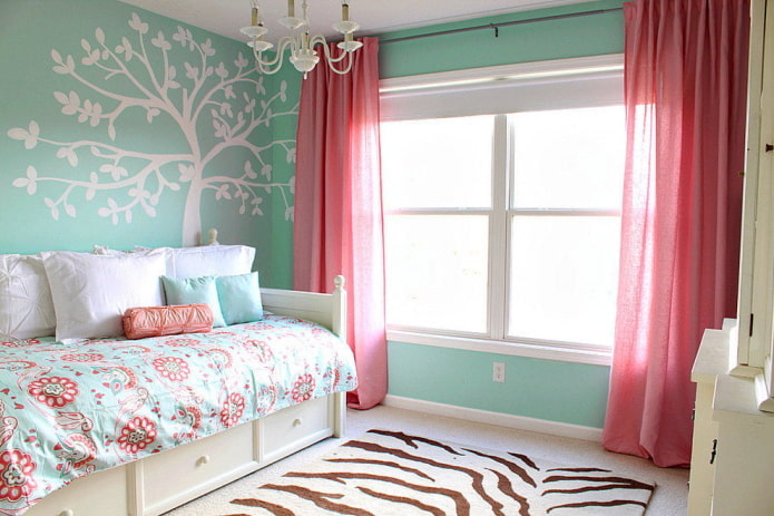 lyserødt og turkis soveværelse interiør