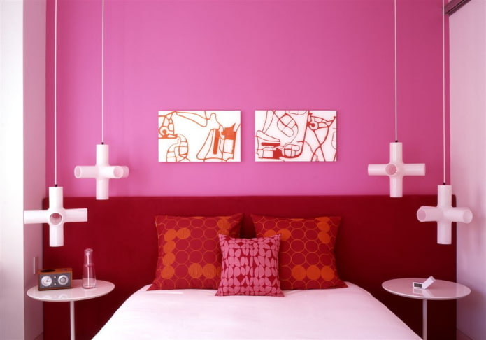 rozā un sarkanā guļamistabas interjers