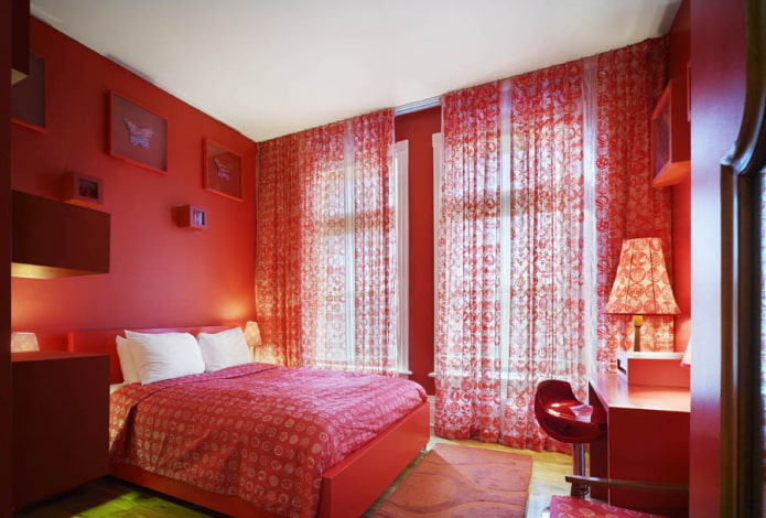 interiér růžové a červené ložnice