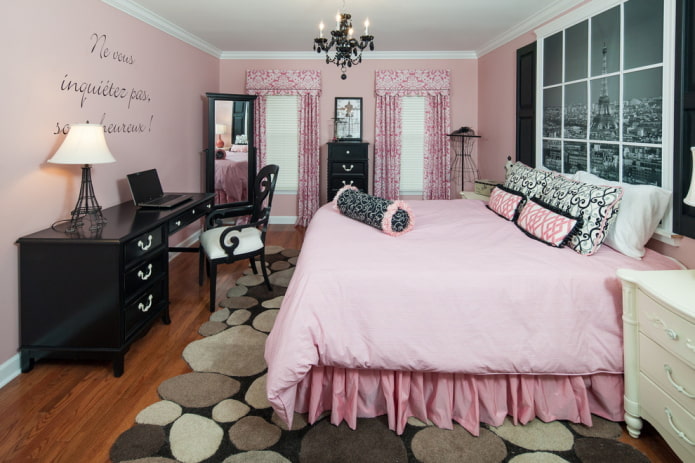 melns un rozā guļamistabas interjers