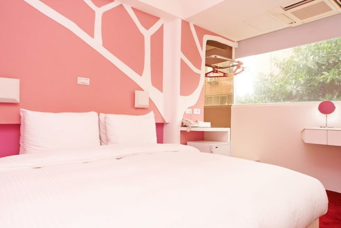 rozā un baltā guļamistabas interjers