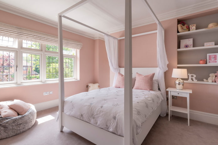 rozā guļamistabas interjers
