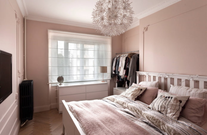 růžový interiér ložnice