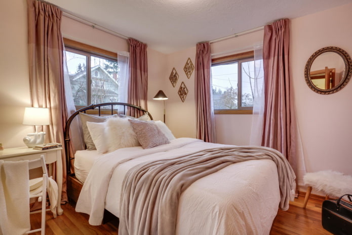 текстил у унутрашњости спаваће собе у ружичастим бојама