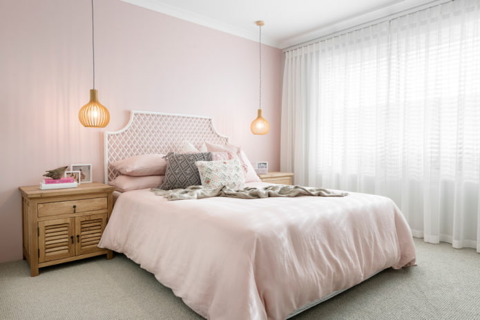 tekstila guļamistabas interjerā rozā krāsās