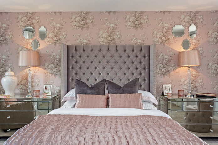 neoklasicistní růžová ložnice