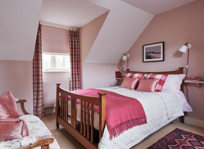 tekstil i det indre af soveværelset i lyserøde farver
