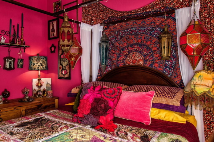 rožinis boho stiliaus miegamasis