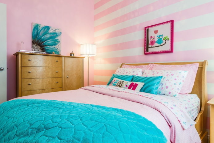 interno camera da letto rosa per una ragazza