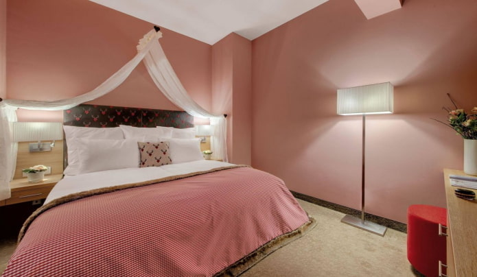 rozā guļamistabas apgaismojums