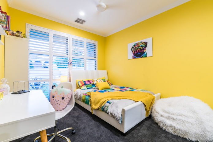 interior dormitor galben pentru o fată
