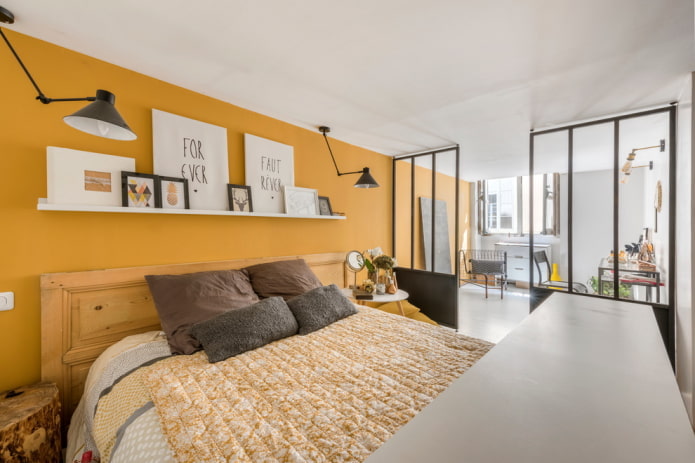 dekors un apgaismojums guļamistabas interjerā dzeltenos toņos