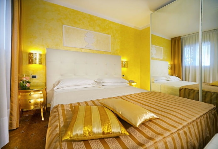 עיצוב טקסטיל של חדר השינה בגוונים צהובים