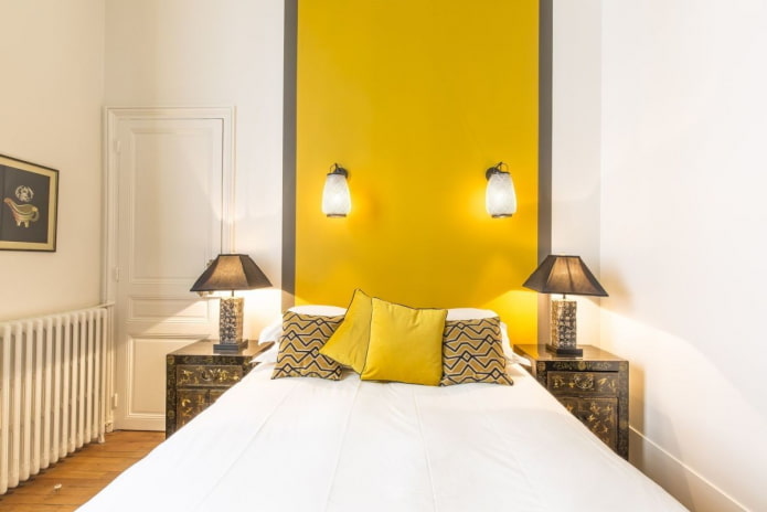 decor și iluminare în interiorul dormitorului în tonuri de galben