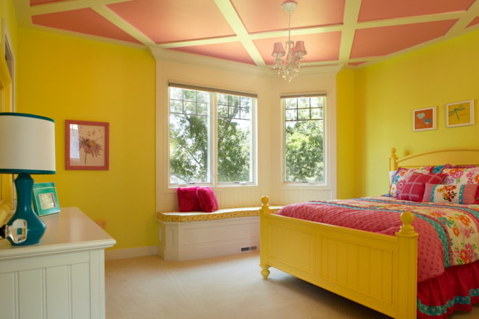 interior de dormitorio amarillo para una niña