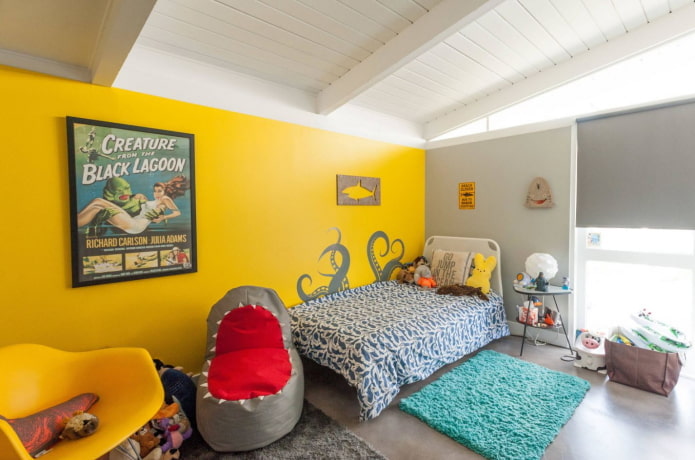 interior de dormitorio amarillo para un niño