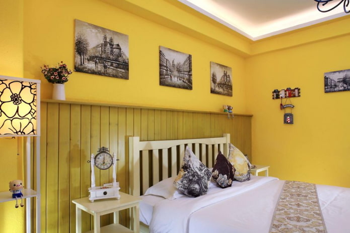 dekoravimas ir apšvietimas miegamojo interjere geltonais tonais