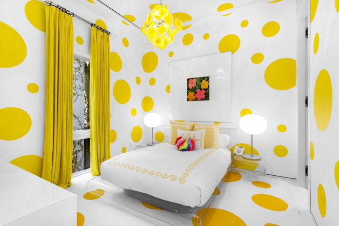 dekoráció és világítás a hálószobában, sárga színekben