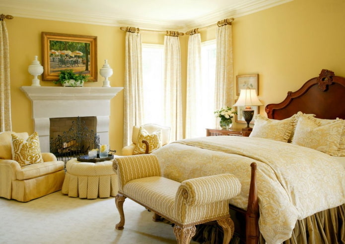klasiskā stila dzeltenā guļamistaba