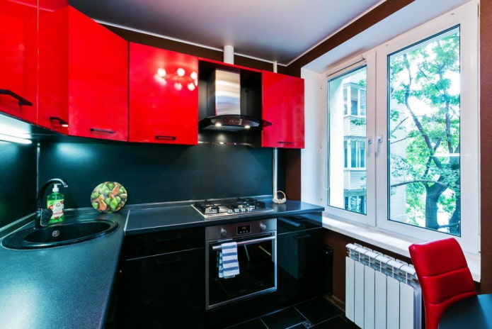 Raudonos ir juodos spalvos virtuvė Chruščiovoje
