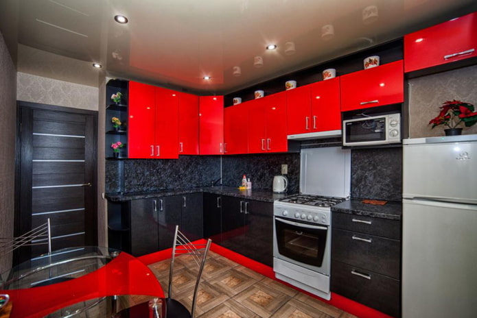 Rødt og sort køkken med en mørk dør