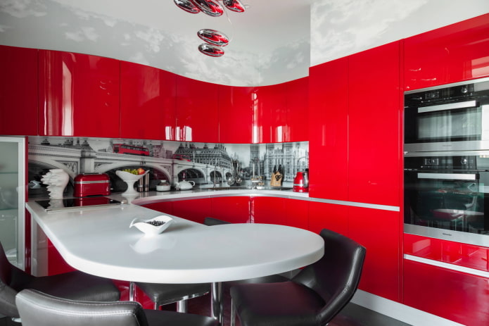 ห้องครัวสีแดงพร้อมรายละเอียดสีขาวและดำ