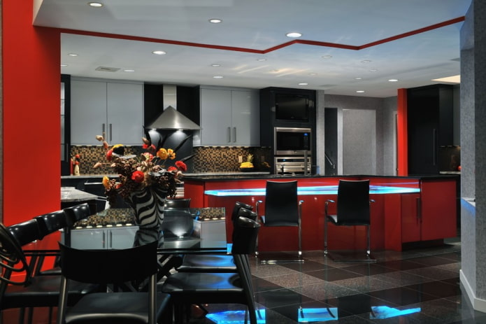 Dapur merah dan hitam dengan kabinet abu-abu