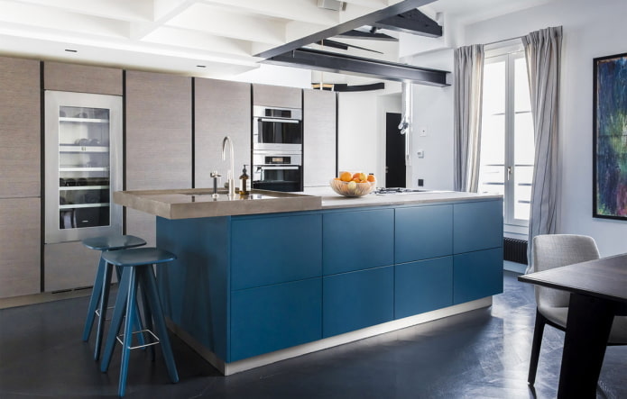 interior cinza-azul da cozinha