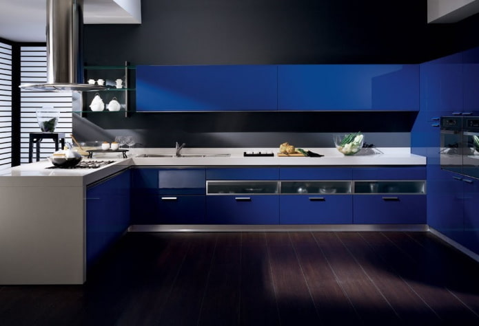 μαύρο και μπλε εσωτερικό της κουζίνας