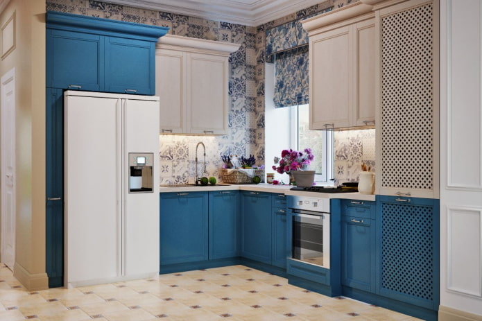 virtuvės interjeras smėlio ir mėlynos spalvos tonais