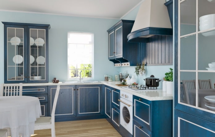 niebieskie i niebieskie wnętrze kuchni