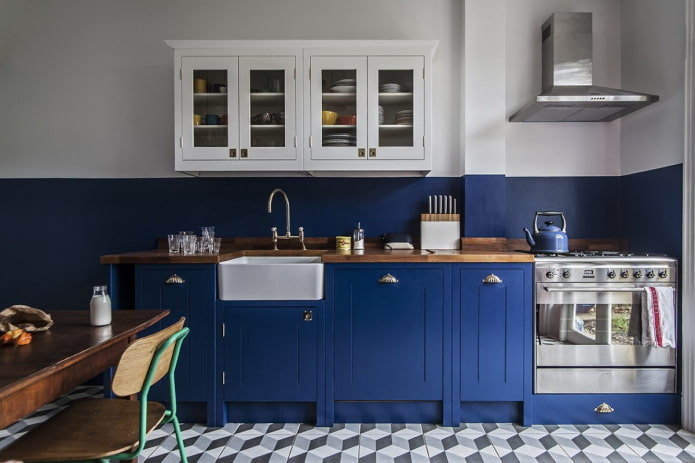 blå og hvid køkken interiør