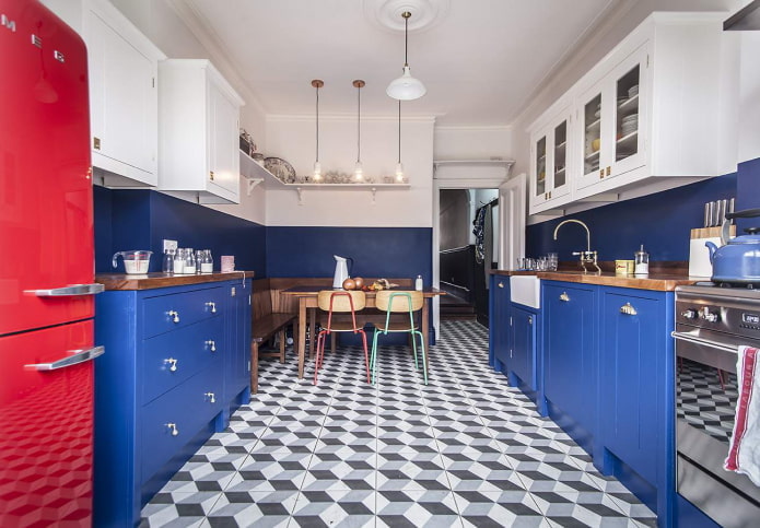 modrý interiér kuchyně s jasnými akcenty